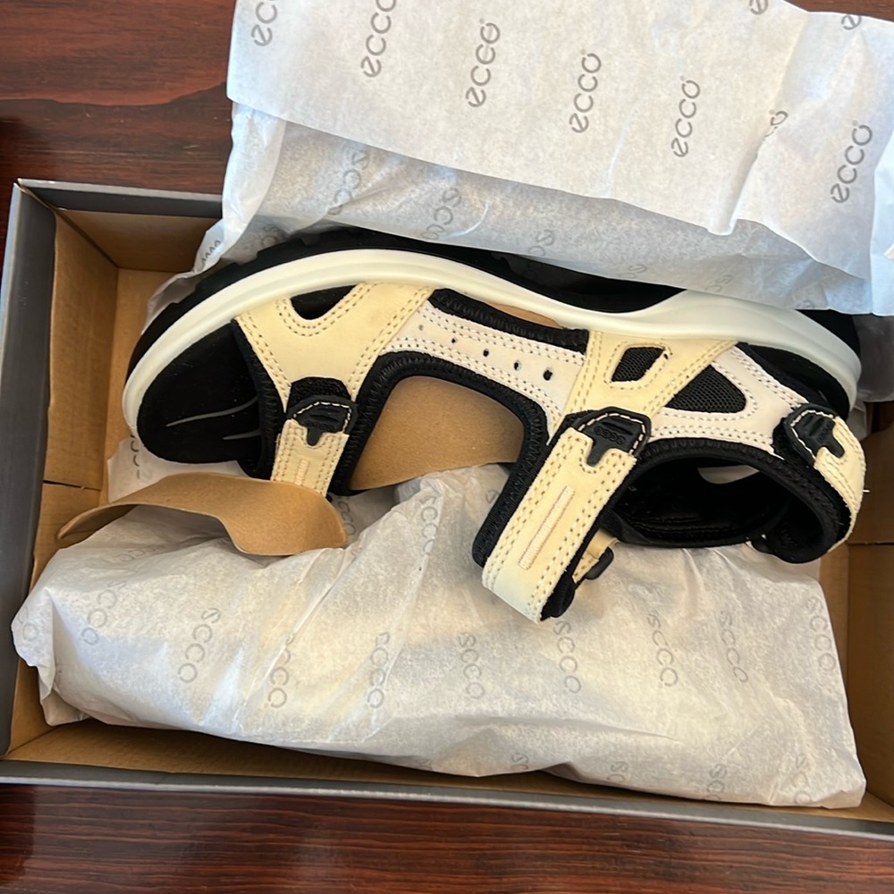 NWT Ecco Yucatan Sandal, size 8.5/39, beige